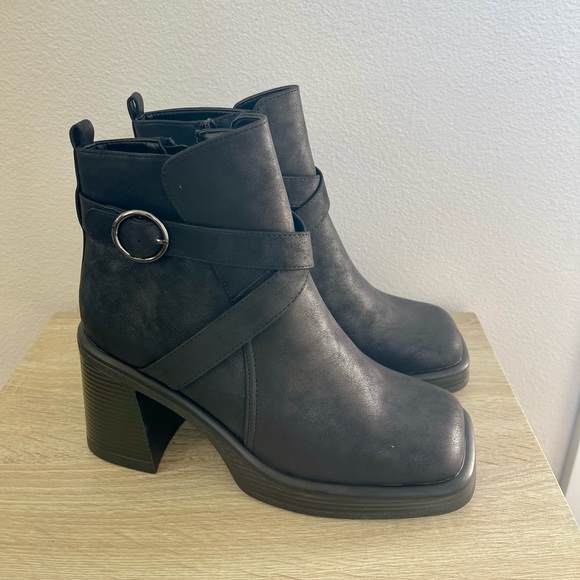 Black leather heeled combat boots with a square toe and silver buckle - Picture 1 of 6